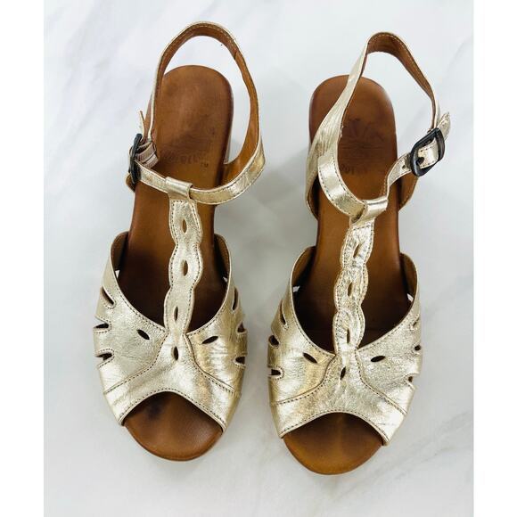 DNA Footwear Bergen Sandals Peep-Toe Metallic Gold Sandals, Wood Heels T-Strap - Picture 4 of 11